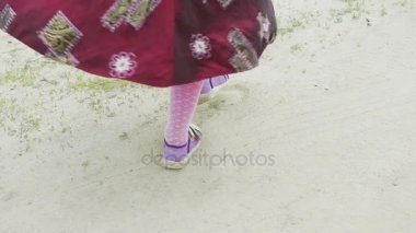 küçük bir kız alanın karşısındaki çalışır