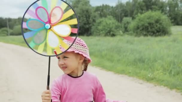 Niña juega en el campo — Vídeos de Stock