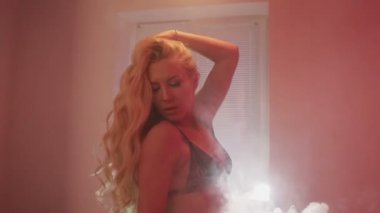 sevimli sarışın kamera için poz iç çamaşırı