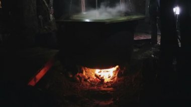 Bir dökme demir küvet banyo için ateşte gençleştirici