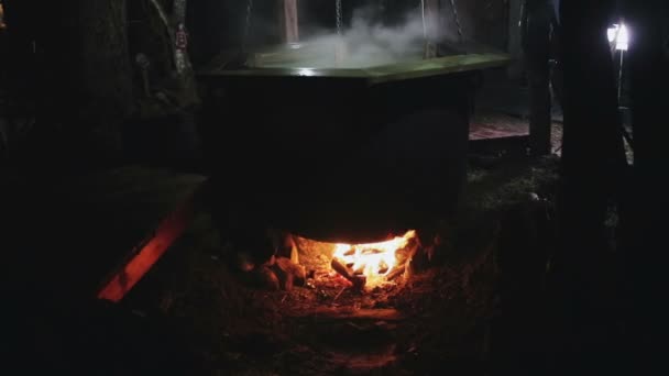 Rejuvenecer una bañera de hierro fundido para bañarse sobre el fuego — Vídeo de stock