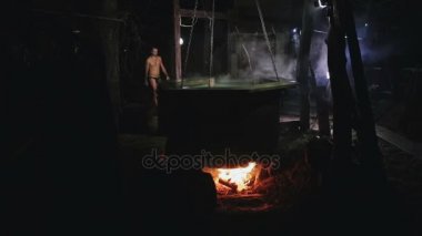 Bir dökme demir küvet banyo için ateşte gençleştirici