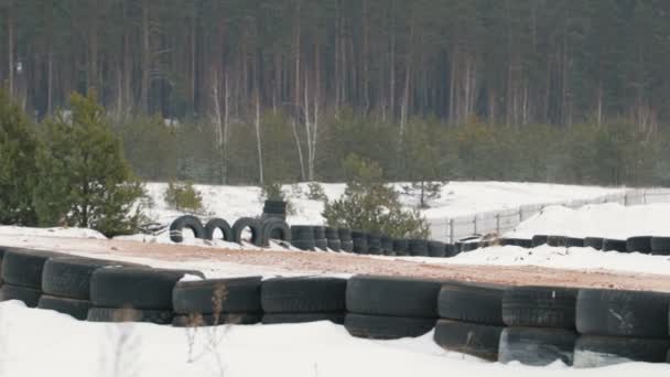 Killen ridning en Atv på en snötäckt väg på vintern — Stockvideo