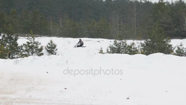 Ten chlap je na koni Atv na silnici pokryté sněhem v zimě — Stock video