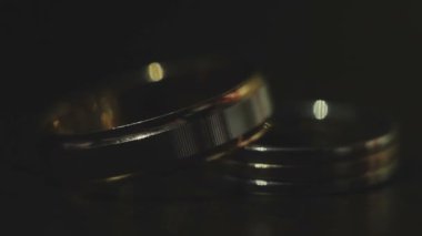 Alyans karanlık bir arka plan üzerinde yığılmış