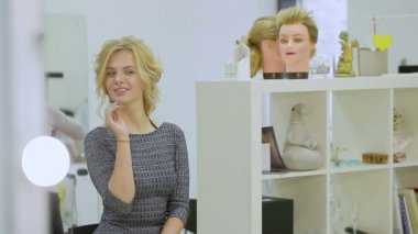 sevimli sarışın kız Güzellik Salonu Aynaya bakar