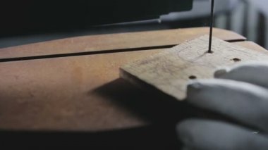 ahşap bir iş parçası bitcoin sembolü kesme Yapboz