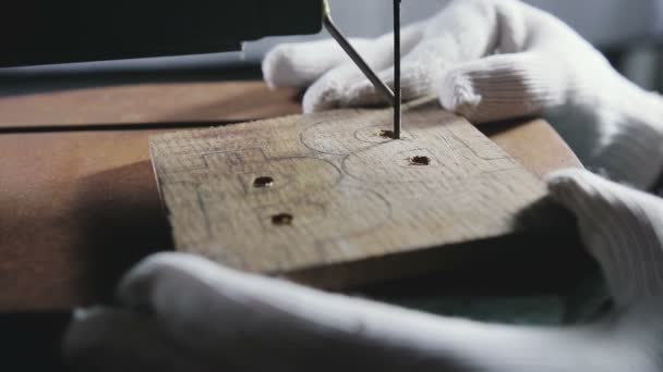 Snijden puzzel in een houten werkstuk, het symbool van bitcoin — Stockvideo