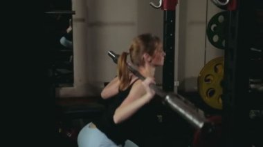 bir halter ile kız ağız kavgası