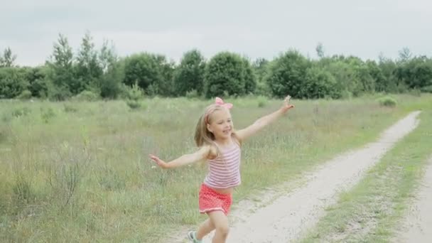 Fille jouer avec ballon — Video