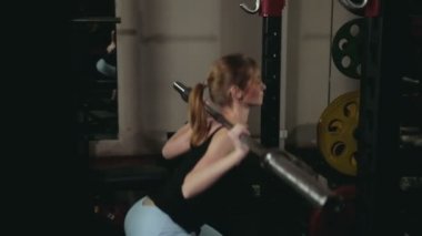 bir halter ile kız ağız kavgası