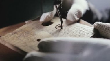 ahşap bir iş parçası bitcoin sembolü kesme Yapboz