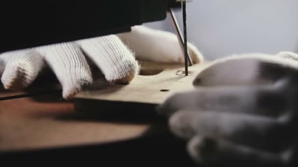 切割木制工件中的拼图, 比特币的符号 — 图库视频影像