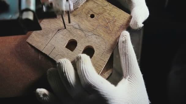 Snijden puzzel in een houten werkstuk, het symbool van bitcoin — Stockvideo