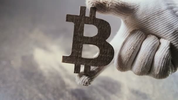 Mano sostiene el símbolo de bitcoin — Vídeos de Stock