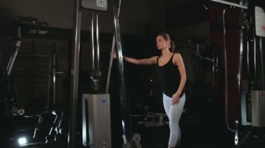 sevimli sarışın kız onu kalça trenler