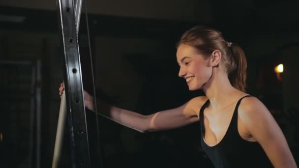 Nettes blondes Mädchen trainiert ihre Hüften — Stockvideo