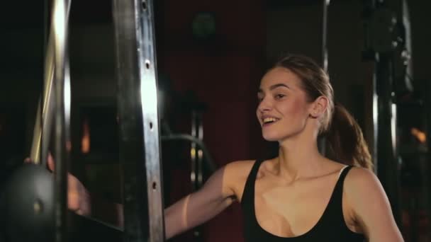 video-blondinka-s-krasivimi-bedrami-porno-mamki-konchayushie-s-molodimi