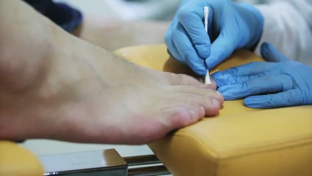 Procedure van een hardware pedicure voor heren — Stockvideo