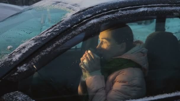 Žena pití kávy v autě v zimě — Stock video
