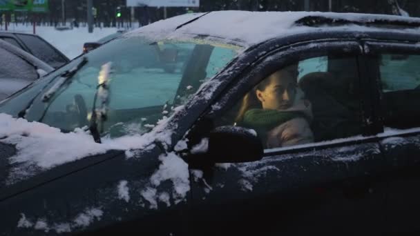 Kobieta pije kawę w samochodzie w zimie — Wideo stockowe