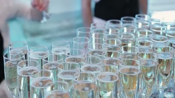 Pohár pezsgő van az asztalon — Stock videók