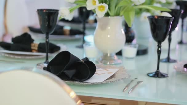 Tulipani vivi su una tavola ben apparecchiata con occhiali neri — Video Stock