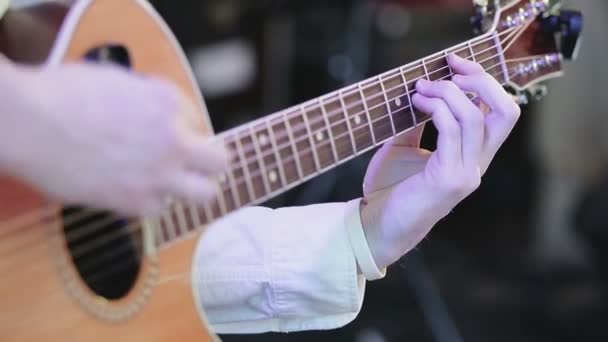 Handen spelen gitaar — Stockvideo