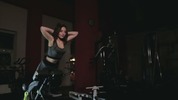 Flicka tränar magmusklerna på en fitness club — Stockvideo