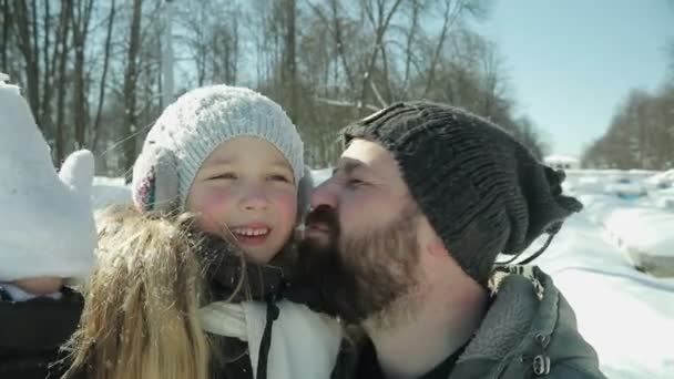 행복 한 아버지와 딸이 공원에서 산책 — 비디오