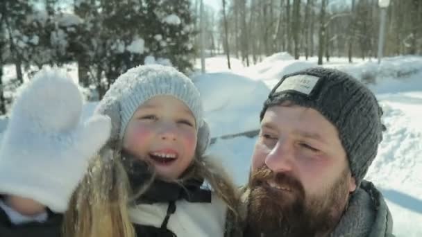 Feliz padre e hija caminando en el parque — Vídeos de Stock