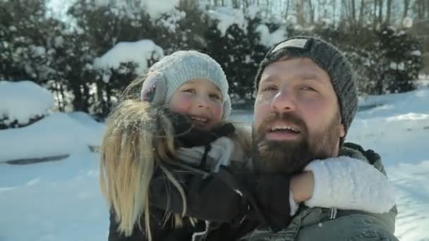 Lycklig far och dotter promenader i parken — Stockvideo