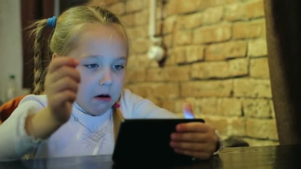 Felice bambina con smartphone nel caffè — Video Stock