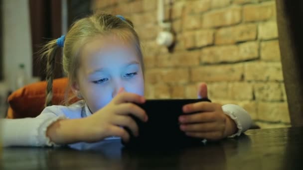 Felice bambina con smartphone nel caffè — Video Stock