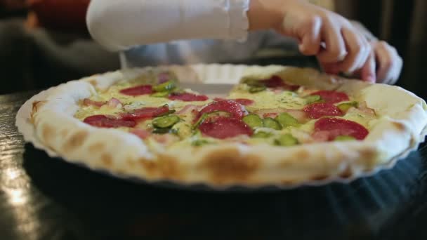 Little girl in the cafe is eating pizza with her hands — Stock Video