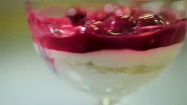 bir bardakta olsun ile kiraz dondurma kaşığı yemek kadın