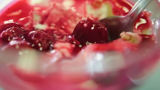 Vrouw lepel van consumptie-ijs met kersen eten in een glas — Stockvideo