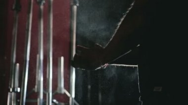 atlet bar kaldırmaya hazırlanıyor