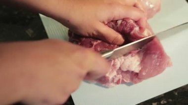 kadın mutfakta et keser