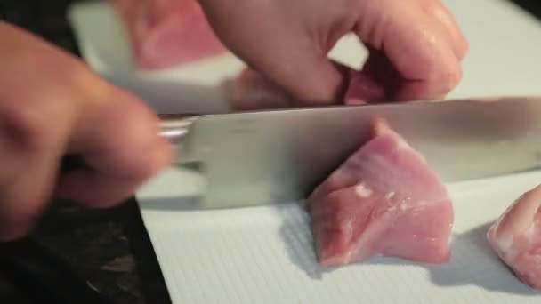 Woman cuts meat in the kitchen — Stock Video