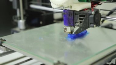 3D printerlere harcama maddeler öğeyi yazdırır