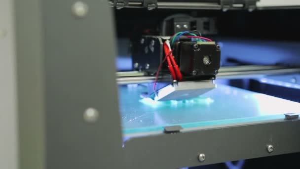 Impresora 3D imprime artículo — Vídeo de stock