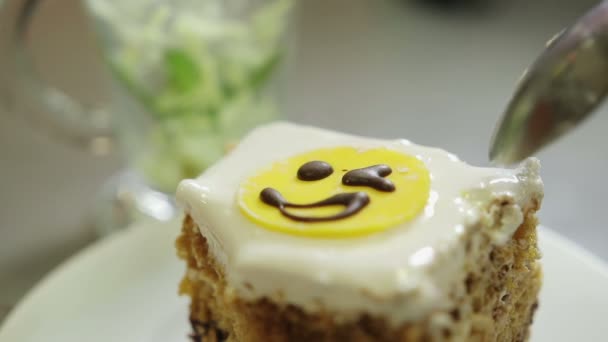 Торт с улыбкой крупным планом — стоковое видео
