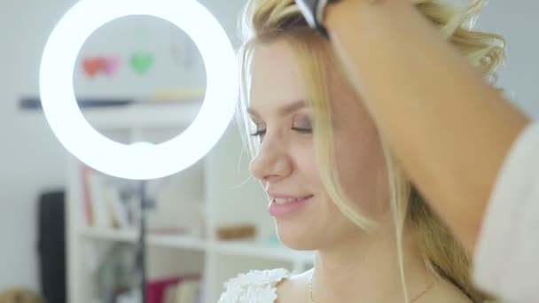 Перукар робить зачіску нареченої — стокове відео