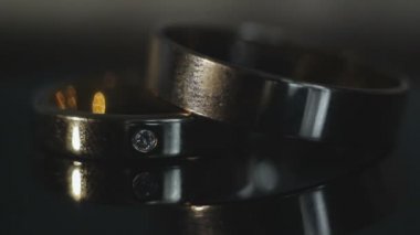 Alyanslar koyu arkaplanda