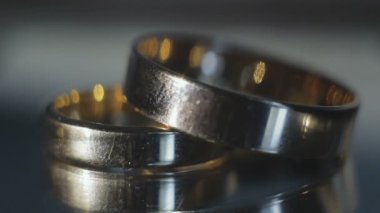 Alyanslar koyu arkaplanda