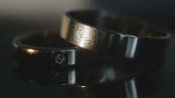 Anéis de casamento no fundo escuro — Vídeo de Stock