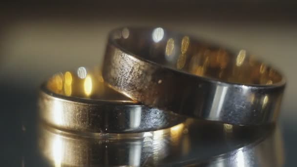 Wedding rings on dark background — Stock Video