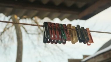 eski renkli clothespins
