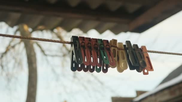 Pinzas de ropa de colores viejos — Vídeo de stock